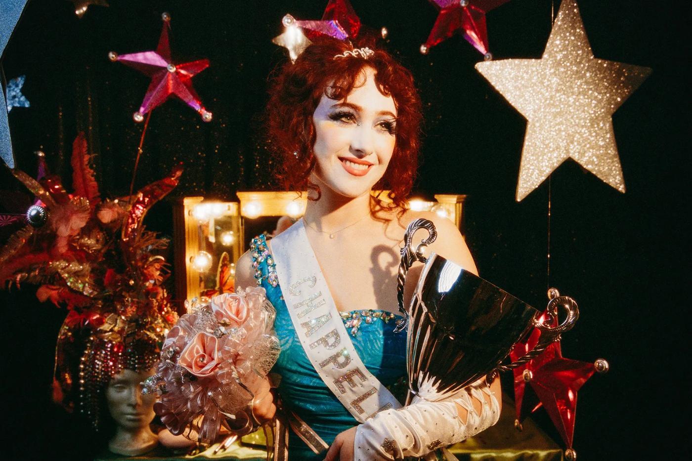 En 2023, lanzó su álbum debut, “The Rise and Fall of a Midwest Princess”, que recibió elogios por su estilo pop vibrante y letras sinceras.