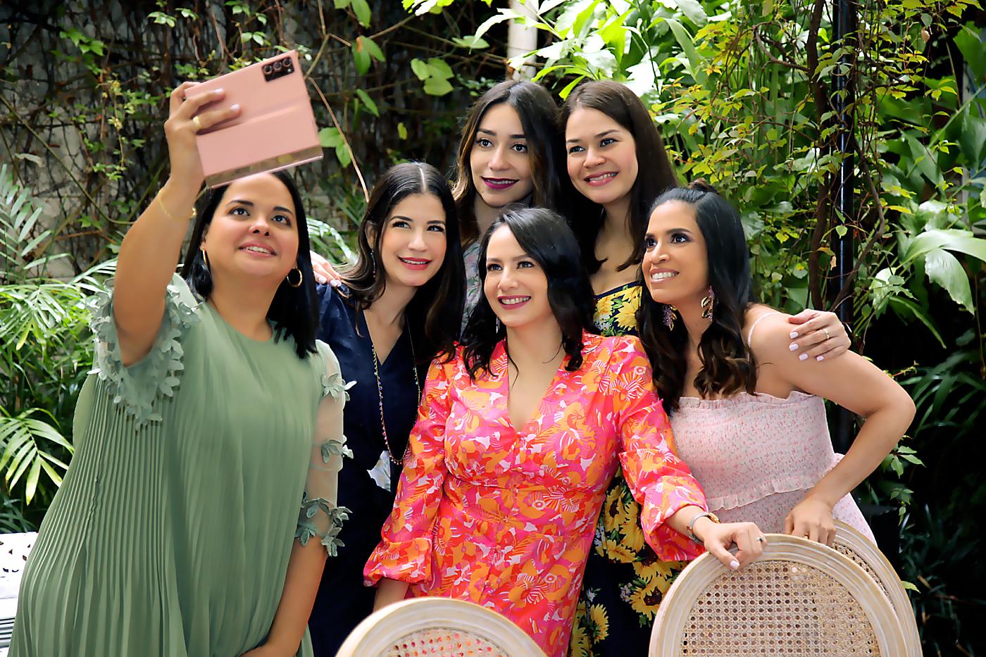 Amalia Banegas , lisbania Espinoza , Wendy Alvarenga , Lourdes García y Lisa Agüero 