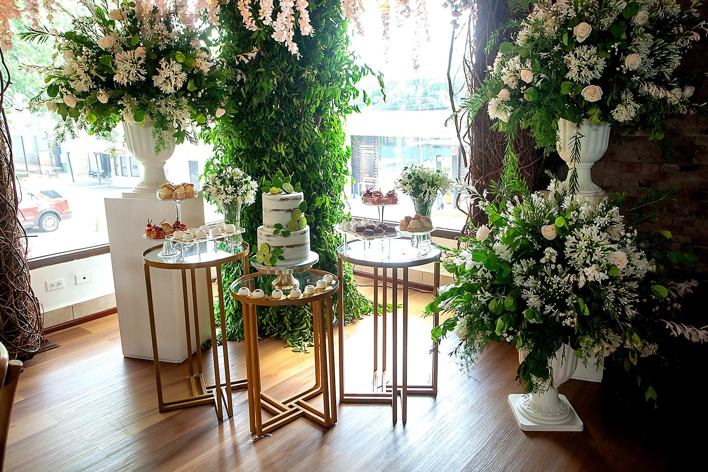 Estación de postres de Treats Boutique, Signature Cake y del Club Árabe en medio de arreglos de Floral Boutique