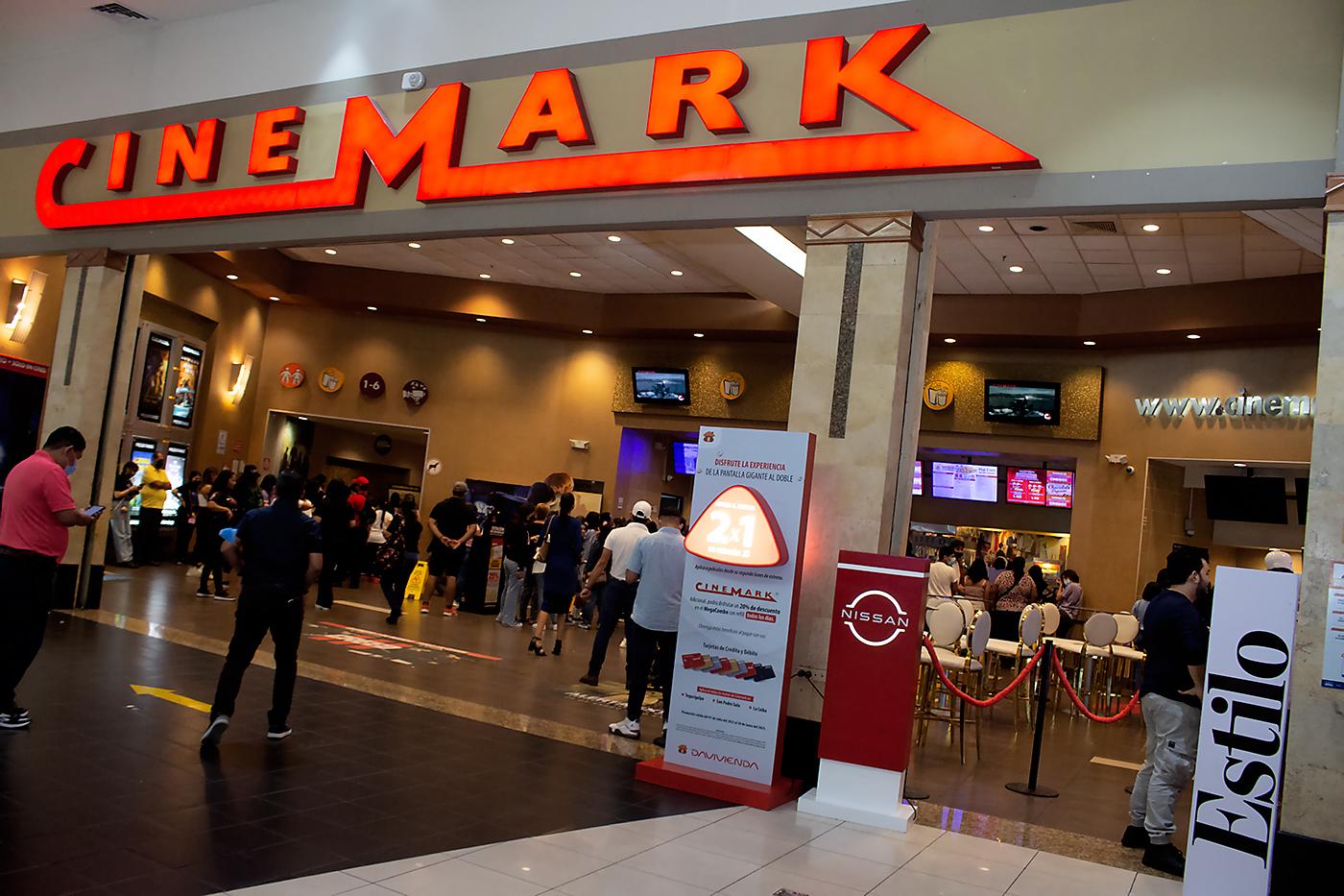 Entrada a Cinemark en City Mall.