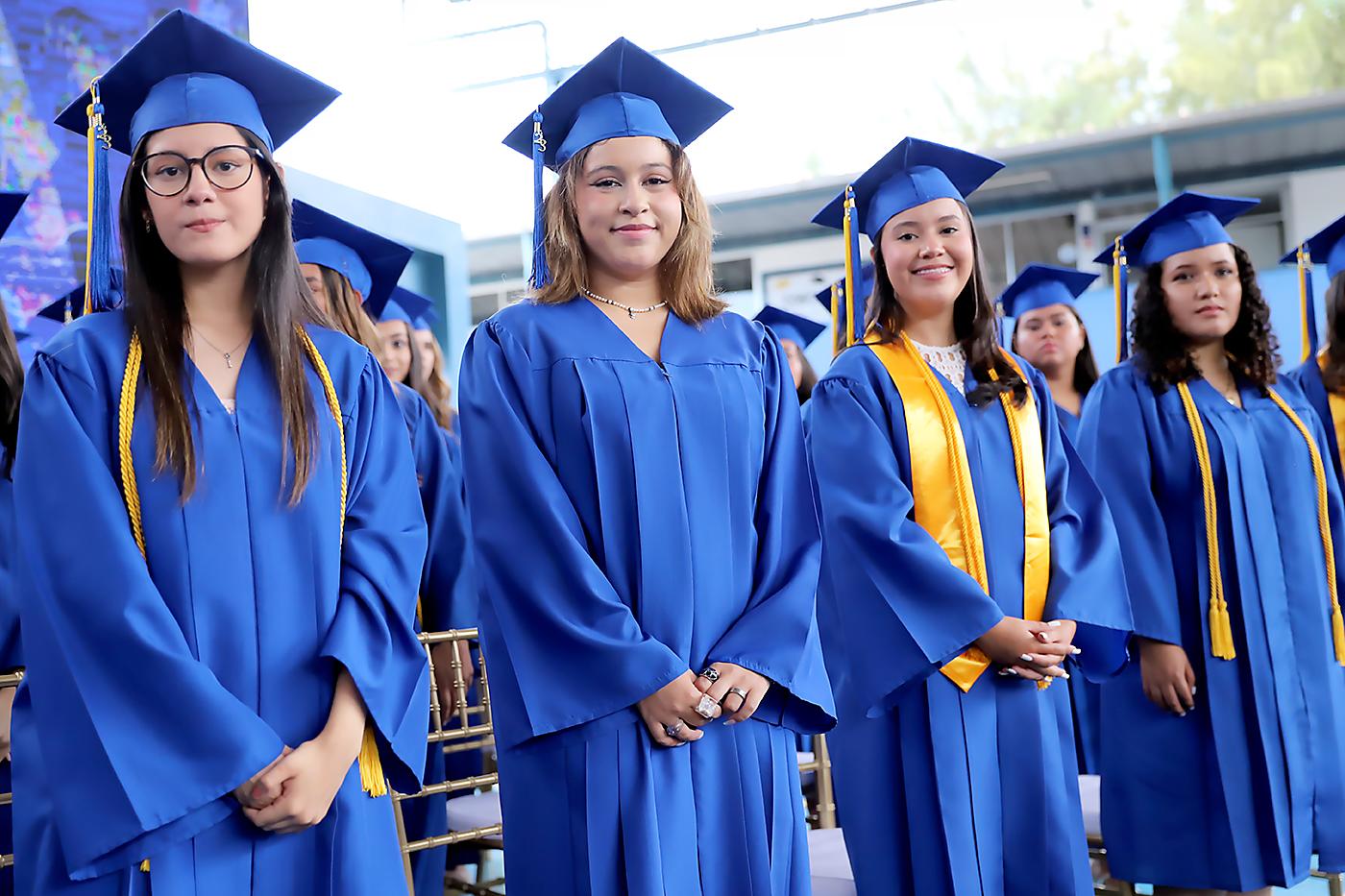 Desfile de graduados en Macris School 2023