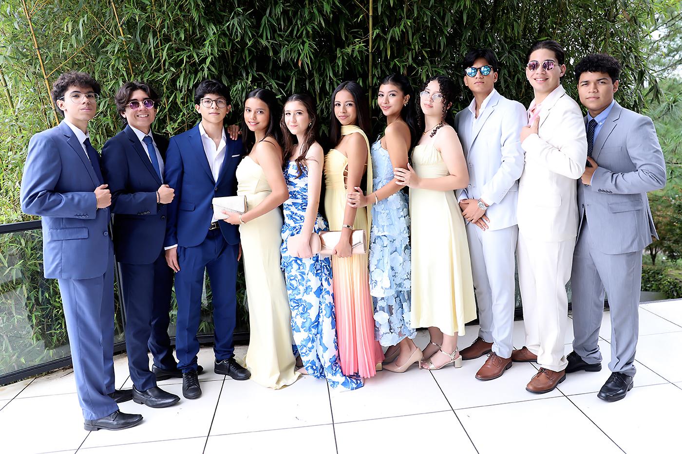 En una mañana fresca, entre neblina y pinos, los seniors 2026 de La Estancia School se reunieron para celebrar un brunch muy especial. Elegantes y de gala, los estudiantes llegaron al restaurante La Cumbre listos para disfrutar una velada llena de risas, momentos memorables y muchas fotografías.