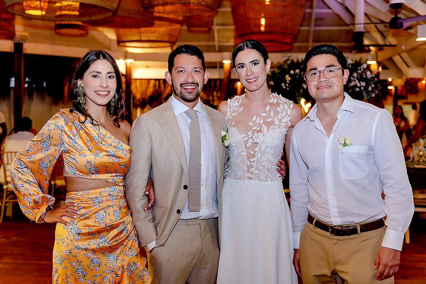 Gloria Erazo con los nuevos esposos Daniel y Stephanie y Edwin Velásquez.