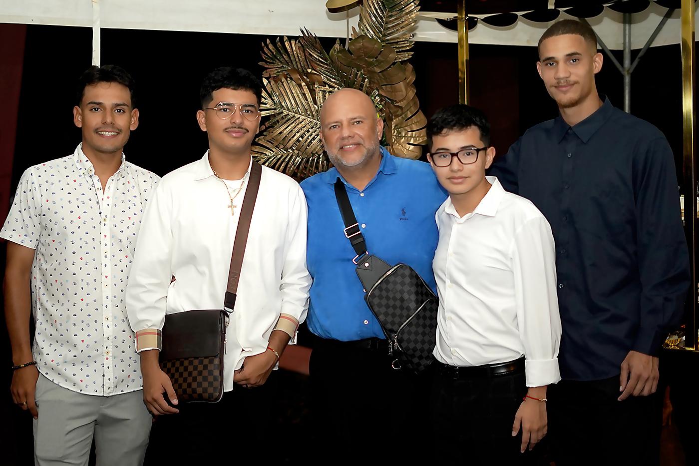 Nicolás Tabares, Alejandro Escalón, Nelson Martel, Anthony Escalón y Enrique Pellot.