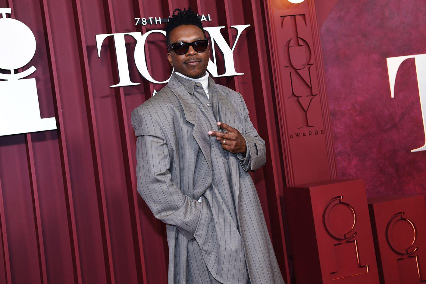 Leslie Odom Jr. asistió a la alfombra roja de los Premios Tony 2025 con un dandy-style suit.