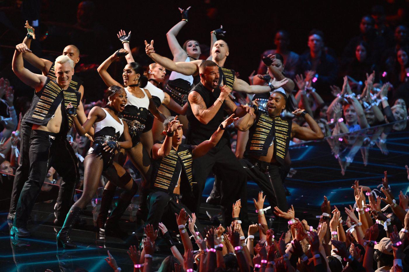 Ricky Martin puso a bailar a todos con la interpretación de sus mayores éxitos musicales como “Livi´n La Vida Loca” en los premios VMAs 2025. 