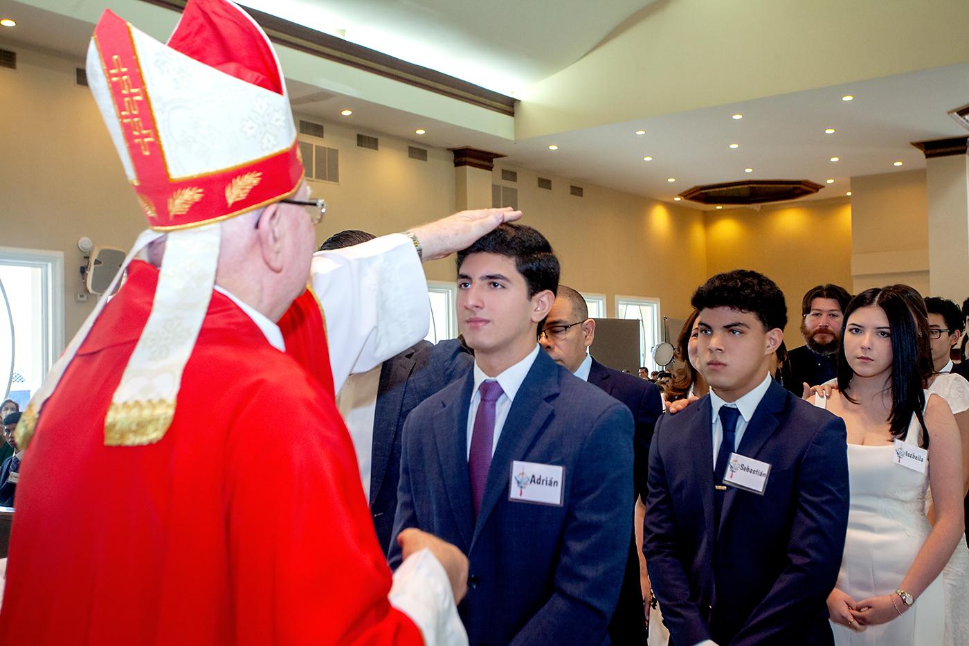 Monseñor Michael Lenihan al momento de imponer sus manos a Adrián Roberto Abud.