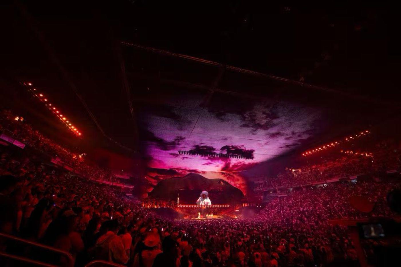 El cantante decidió ofrecer 30 conciertos en su tierra natal, finalizando el 14 de septiembre de 2025, antes de iniciar su tour por América Latina, Europa y Asia, con la finalidad de hacer visible internacionalmente a Puerto Rico. 