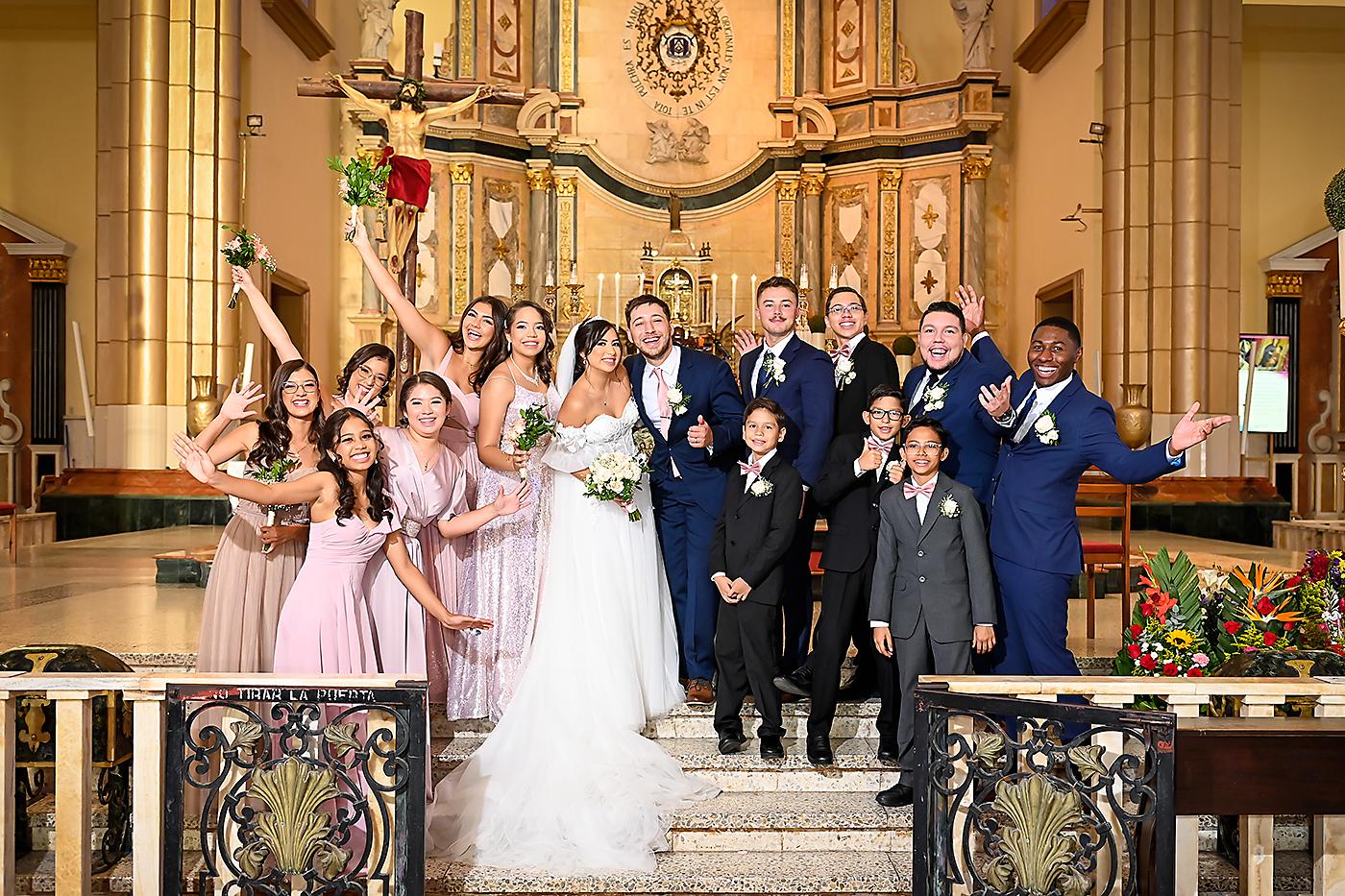 Momentos de alegría frente al altar, minutos después de la ceremonia