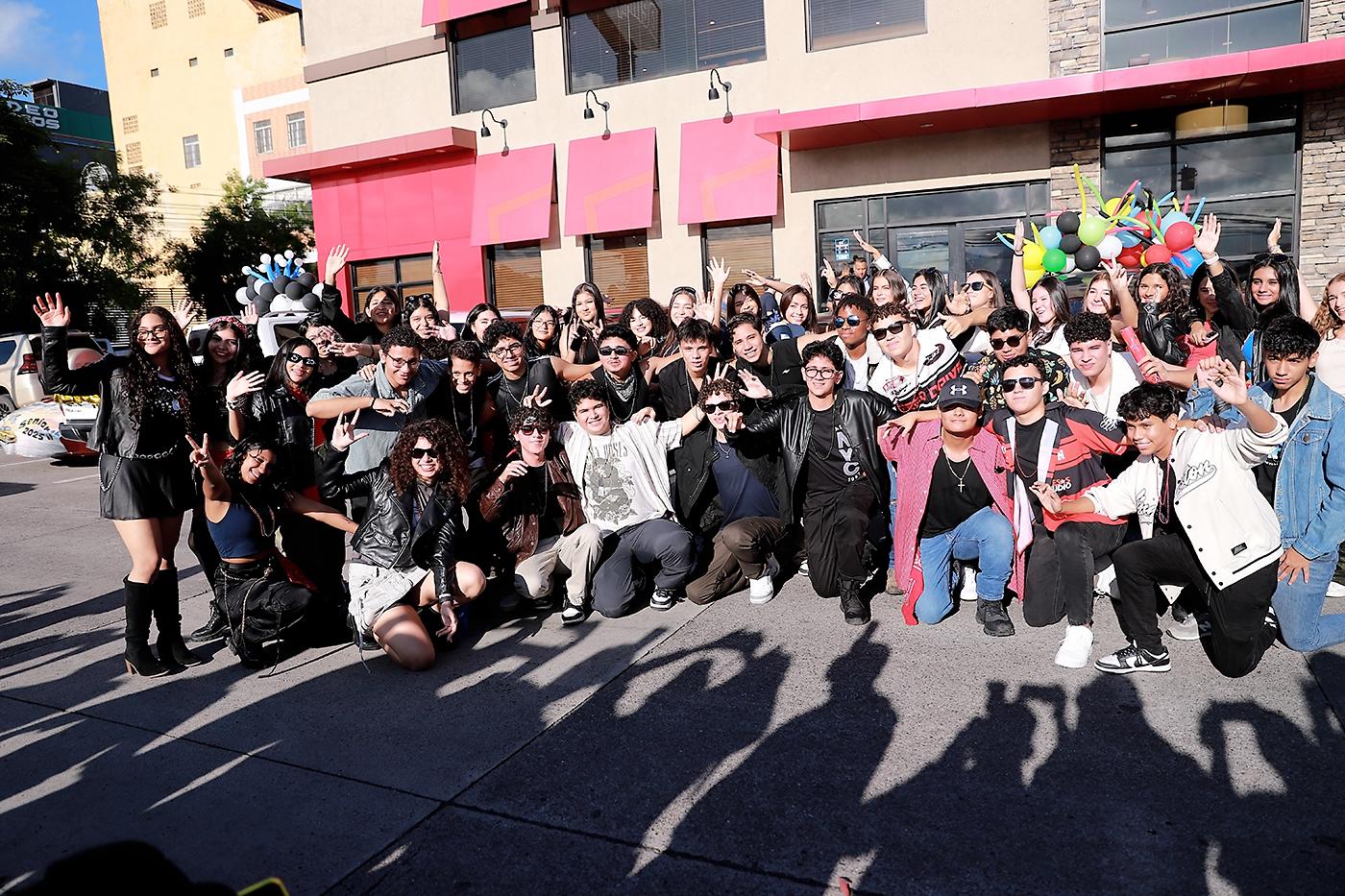 ¡Finalmente llegó el día tan esperado! Los seniors 2025 de Mayan School celebraron su último primer día de clases con una energía contagiante. La jornada comenzó en Dennys, donde los jóvenes compartieron un animado desayuno antes de subirse a vehículos decorados para iniciar una caravana hacia su escuela. Al llegar, la celebración continuó con bailes, risas y los aplausos de compañeros y maestros, quienes se unieron a la alegría de este importante acontecimiento en la vida de los estudiantes. ¡Una bienvenida inolvidable!