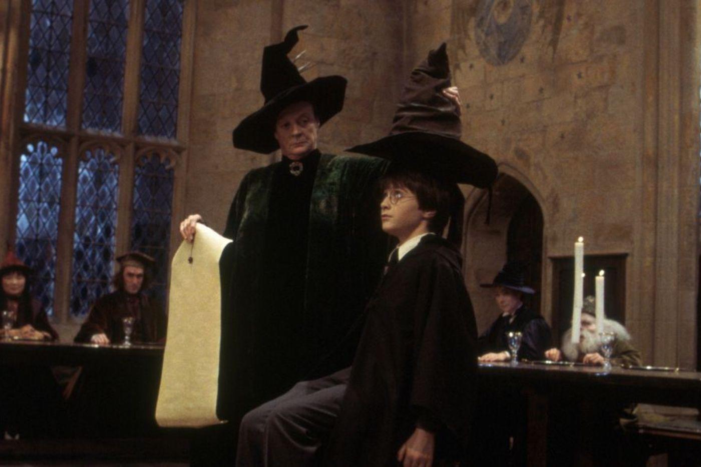 <b>El Sombrero Seleccionador de Harry Potter</b>: Este sombrero mágico determina a qué casa pertenecerán los estudiantes de Hogwarts y ha desempeñado un papel crucial en las aventuras del joven mago.