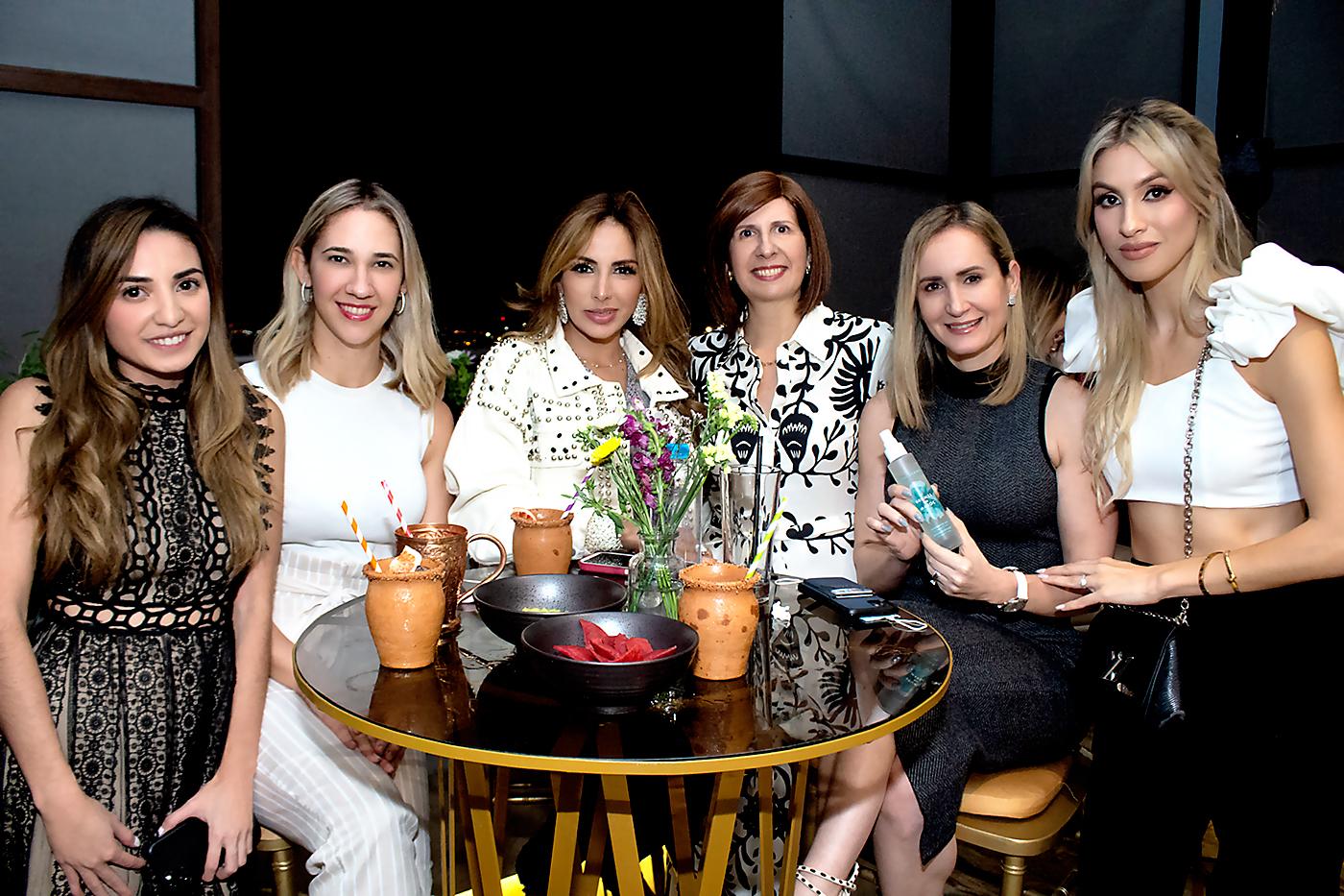 Veronic Villeda, Christine y Lorna Knuth, Gigi Casanova, Yanira Bendaña y Rosyl Mejía.