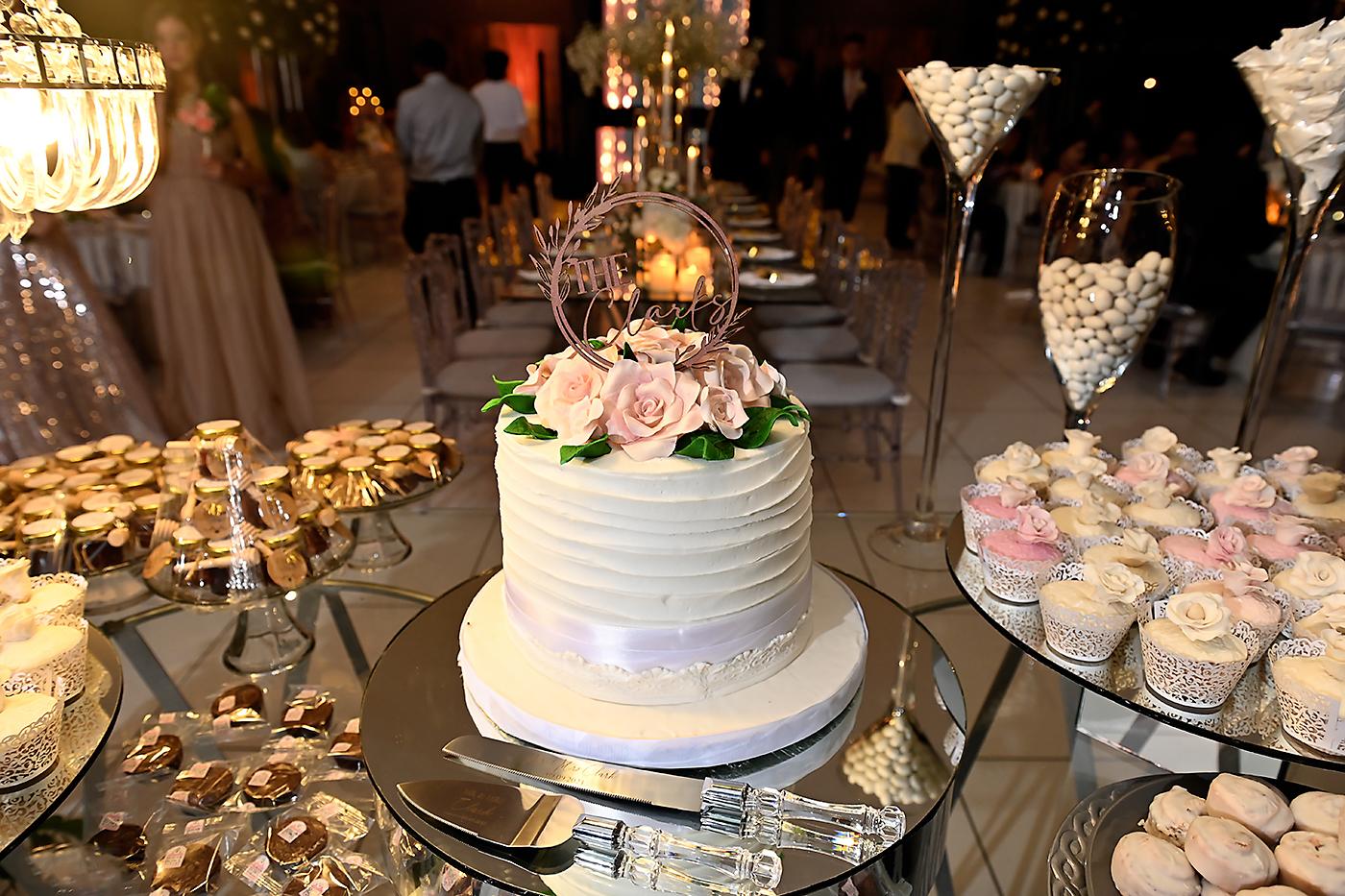 La mesa de postres donde destacaba un hermoso wedding cake by Pan y Más