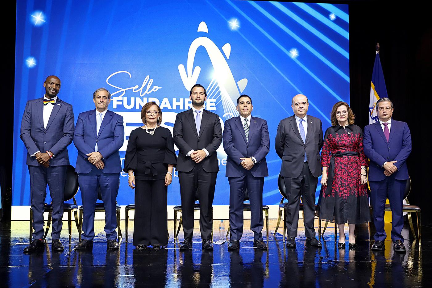 En su XVIII edición, FUNDAHRSE celebró la entrega del Sello de Empresa Socialmente Responsable (ESR), destacando a ocho empresas y un gremio por su compromiso con la sostenibilidad en Honduras. Este reconocimiento pone en valor las prácticas responsables que estas organizaciones implementan en áreas clave, contribuyendo significativamente al desarrollo ambiental, social y económico del país.