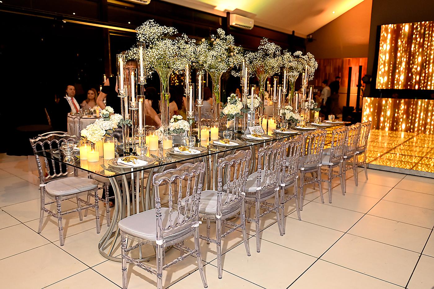 Sillas tiffany en clear y mesas imperiales, donde los invitados disfrutaron una noche memorable frente a las hermosas vistas de la ciudad