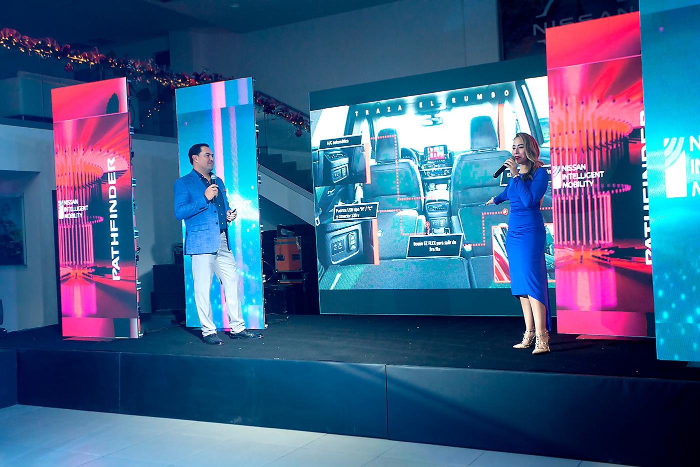 Roberto Renderos, director de Nissan y Diana Pineda, gerente de ventas Nissan, durante la presentación de la nueva suv, Nissan Pathfinder 2024.
