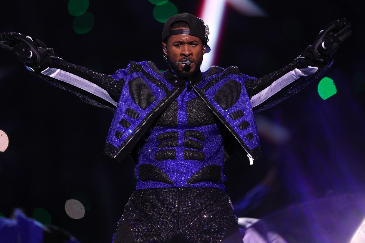 El día antes del evento, Usher estaba teniendo problemas para cambiarse debido a un suéter que requería demasiado tiempo para ponerse. El equipo de la marca fundada por Virgil Abloh intervino cortando el suéter por la mitad y agregando una cremallera en la espalda, permitiendo un cambio más rápido y eficiente.