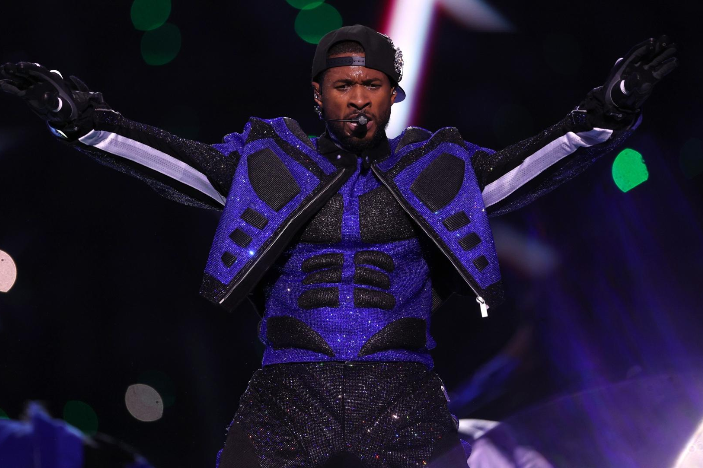 El look Off-White que utilizó Usher en el show de medio tiempo del Super Bowl 2024