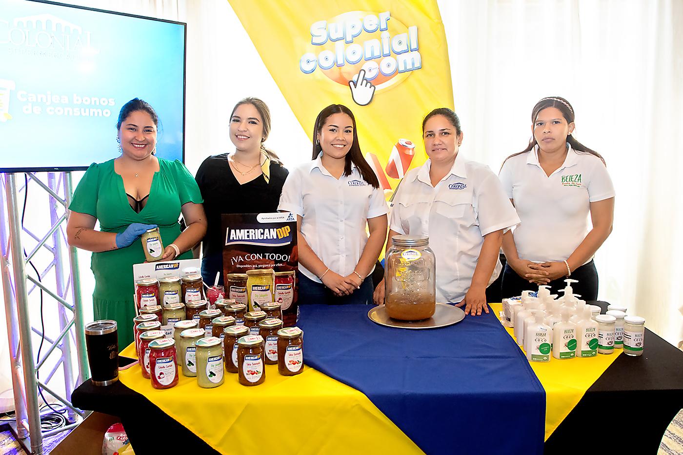 Valeria Linarte de Supermercados Colonial y el equipo de ventas.
