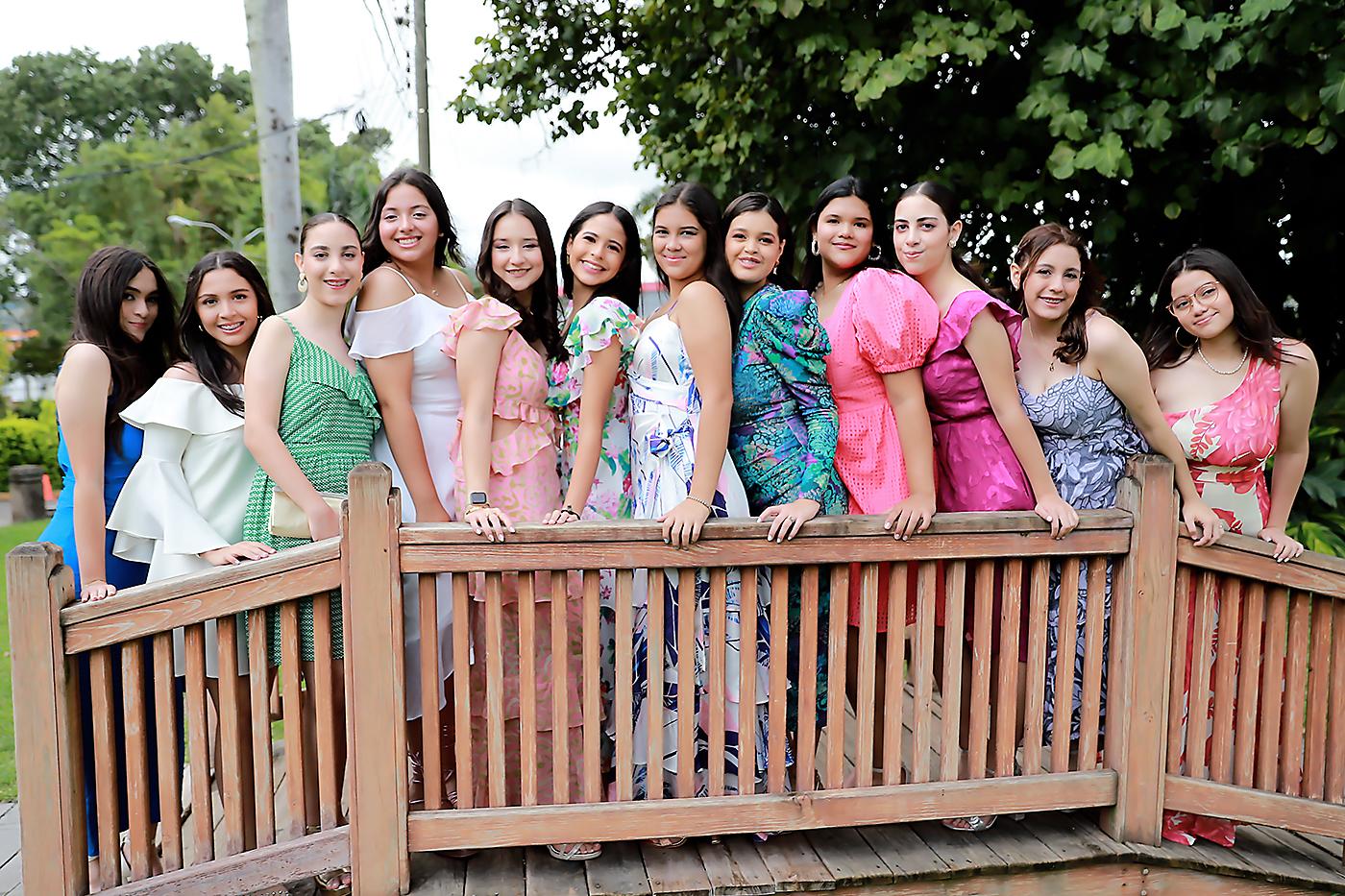 Radiantes y con sonrisas que iluminaban la mañana, las alumnas de la promoción 2024 de Antares deslumbraron con sus elegantes looks en su encantador senior breakfast. El encuentro fue en el restaurante la Cuisinette de la Hacienda El Trapiche, donde las jóvenes aprovecharon la velada para tomarse fotos, conmemorar buenos recuerdos y agradecer por la oportunidad de compartir juntas ese momento.