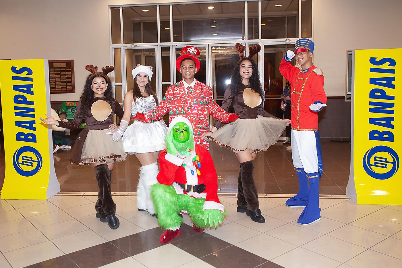 Personajes alusivos a la Navidad, que recibieron a las familias de los colaboradores