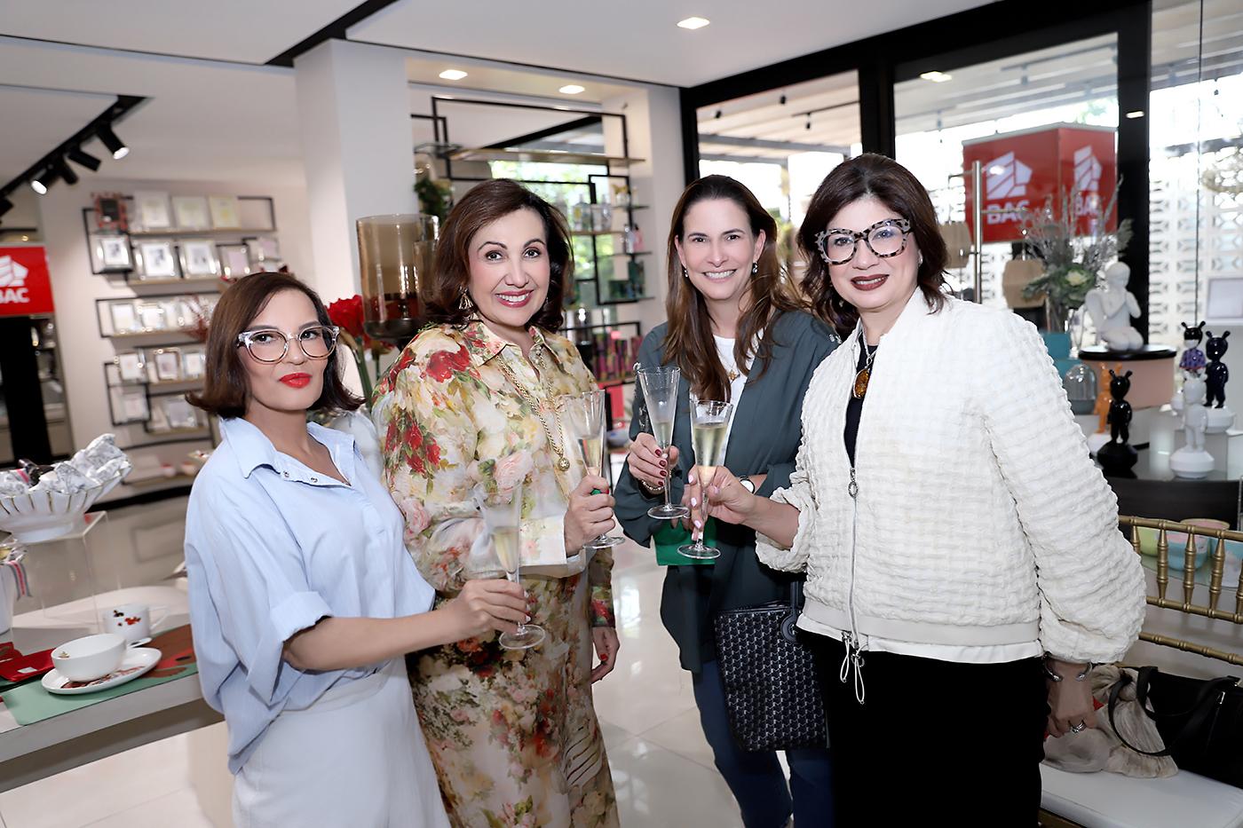 Entre música navideña y un ambiente en el que resaltaban hermosas piezas decorativas, Eleganza celebró su 21 aniversario en Tegucigalpa. Carolina Canahuati, fundadora del establecimiento, recibió a sus invitadas, quienes descubrieron detalle a detalle las últimas tendencias para recrear ambientes espectaculares en esta época festiva. En la imagen, Blanca Bendeck, Carolina Canahuati, Lucía Nasser y Patricia Corrales
