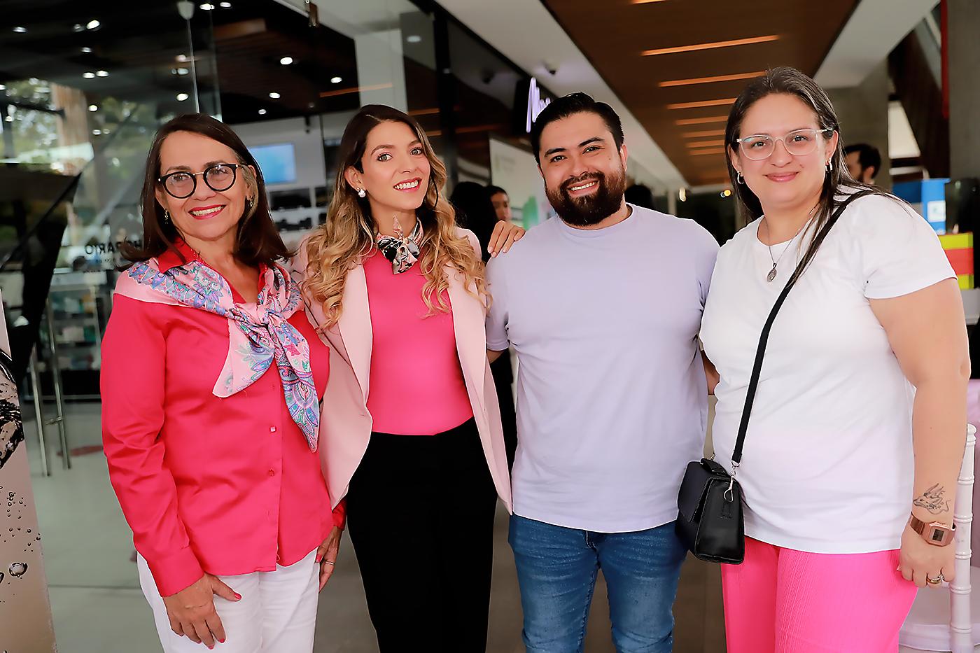 Sofía con su hija Sofía Clare, Luis Sambaqueba y Diana Ovieda. 