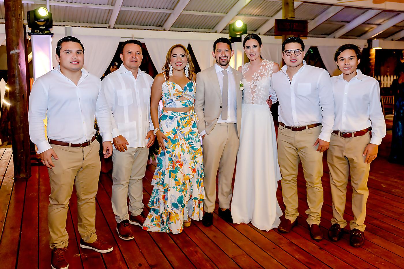 Christian Gutiérrez, Christian Gutierrez, Marielos Gutiérrez, Daniel Velásquez y Stephanie Marsan con Edwin Gutiérrez y Alejandro Gutiérrez.