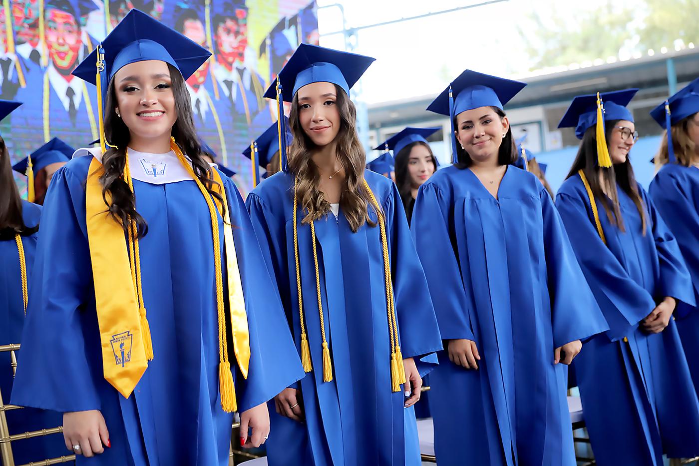 Desfile de graduados en Macris School 2023