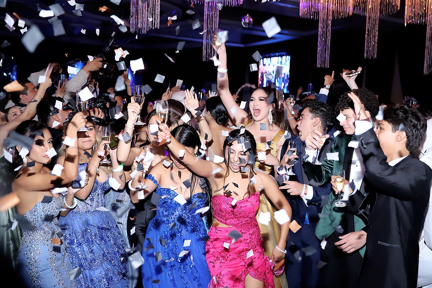 Una lluvia de confetti cayó sobre los seniors luego del brindis de honor, comenzando oficialmente la fiesta