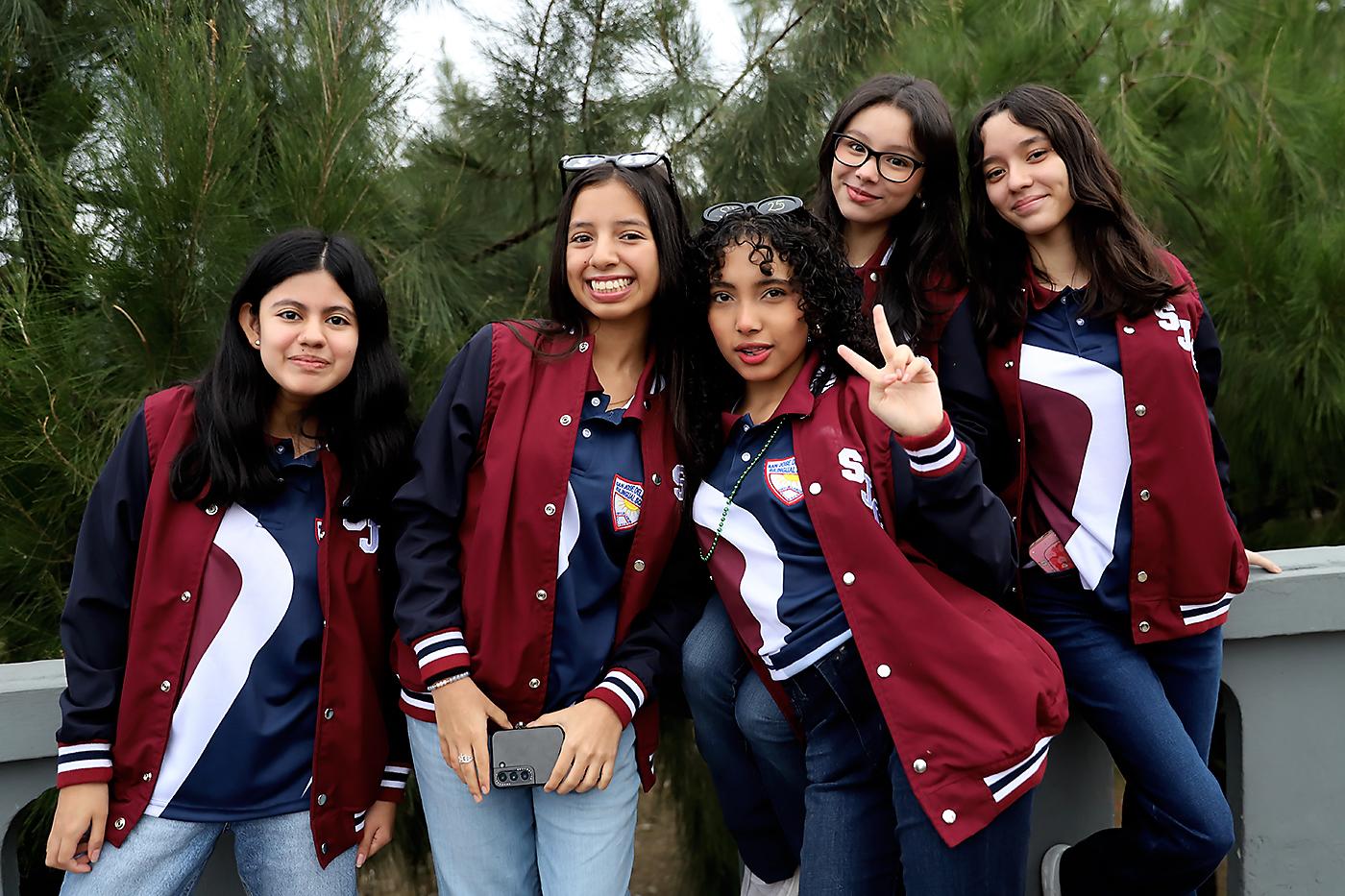Ofir Fajardo, Natalie Enríquez, Rachel Cruz , Poala Ayesta y Scalett Delgado 