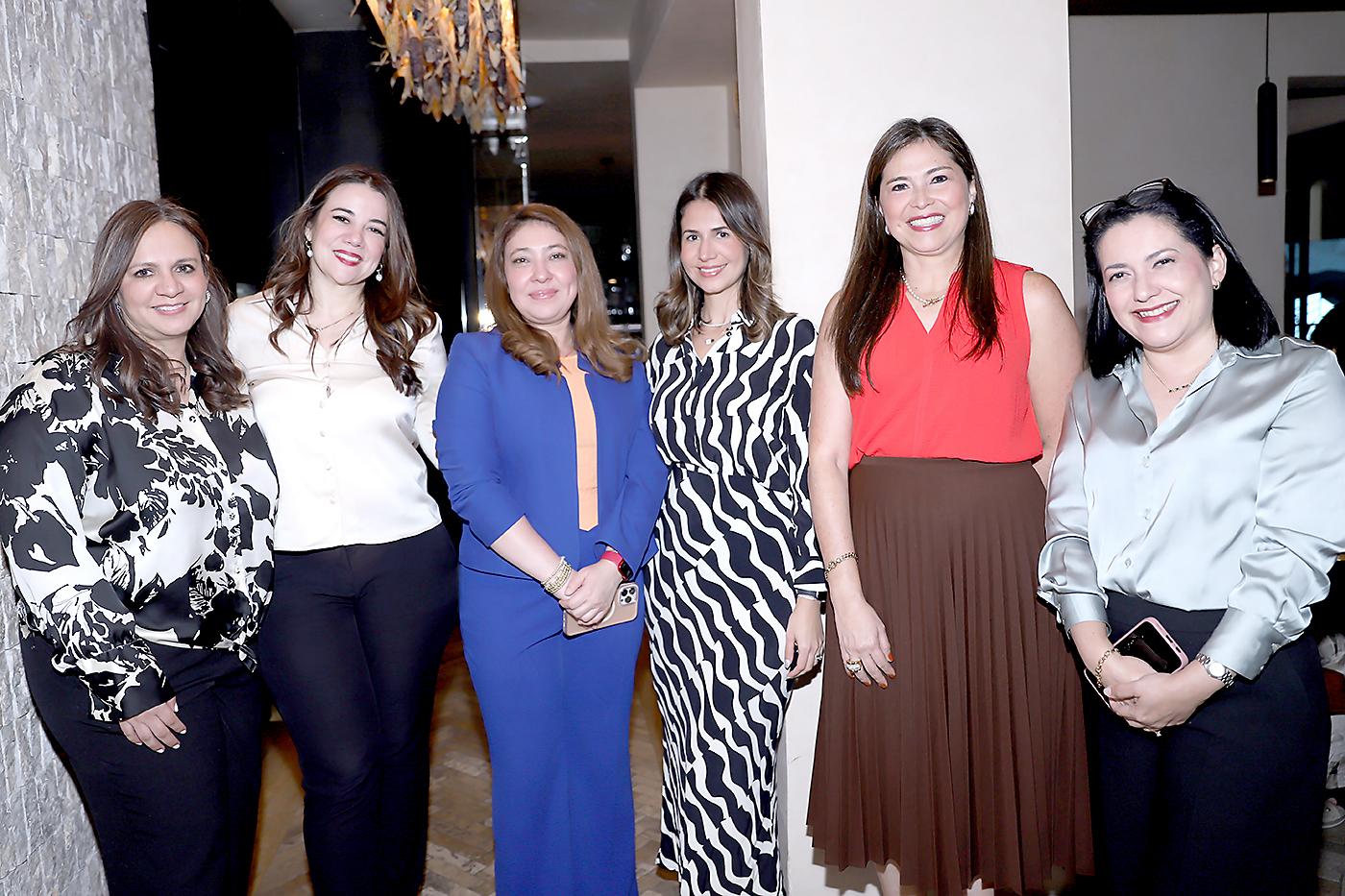 Iris Segovia, Graciela Barahona, Gloria Fuentes, Fabiola Cañas, Sayra Nassar y Carol de Ortiz.