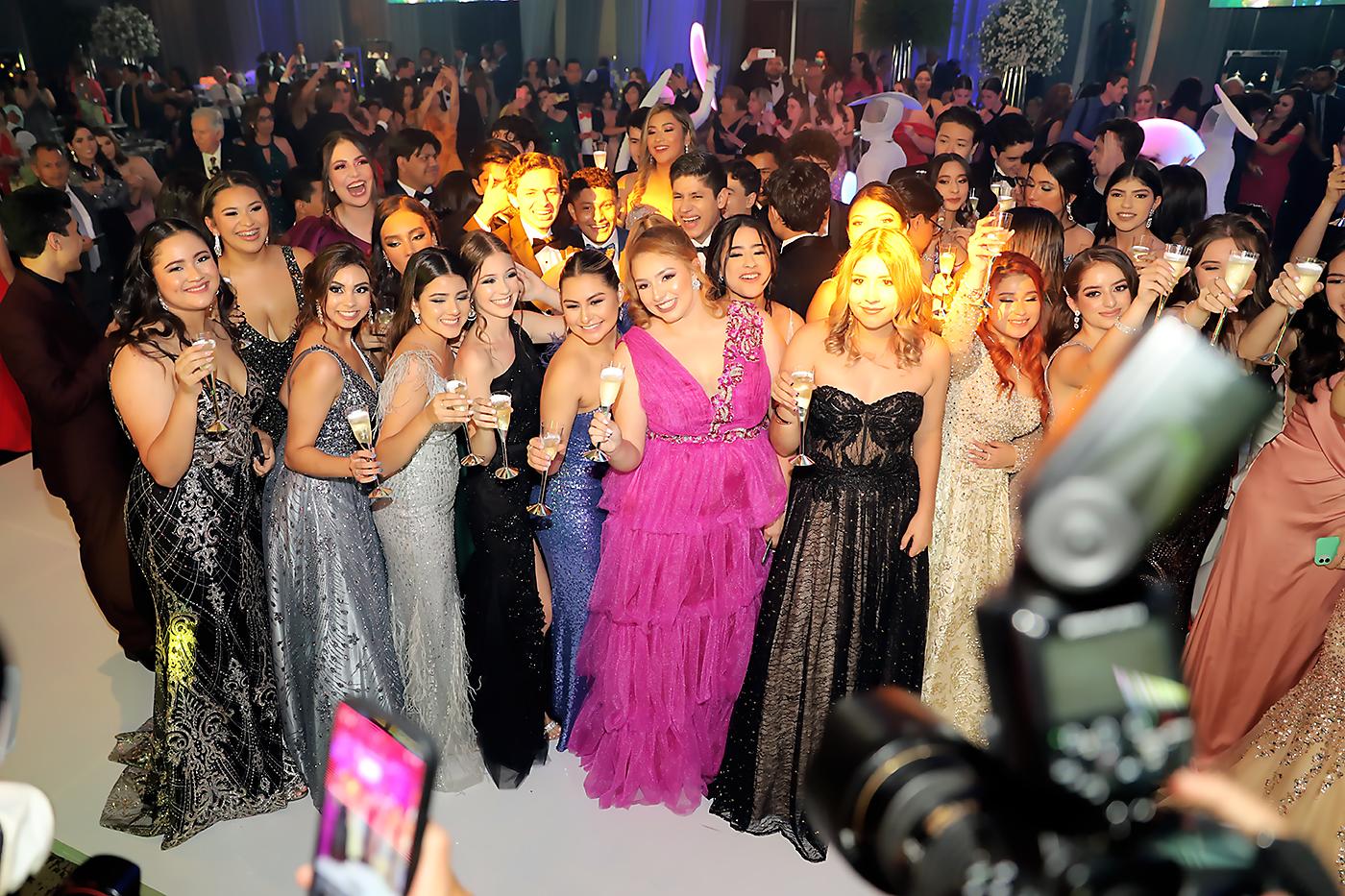 Luego del brindis, la música de Dj Vic Buezo puso a todos a bailar y a celebrar la noche más esperada de su secundaria