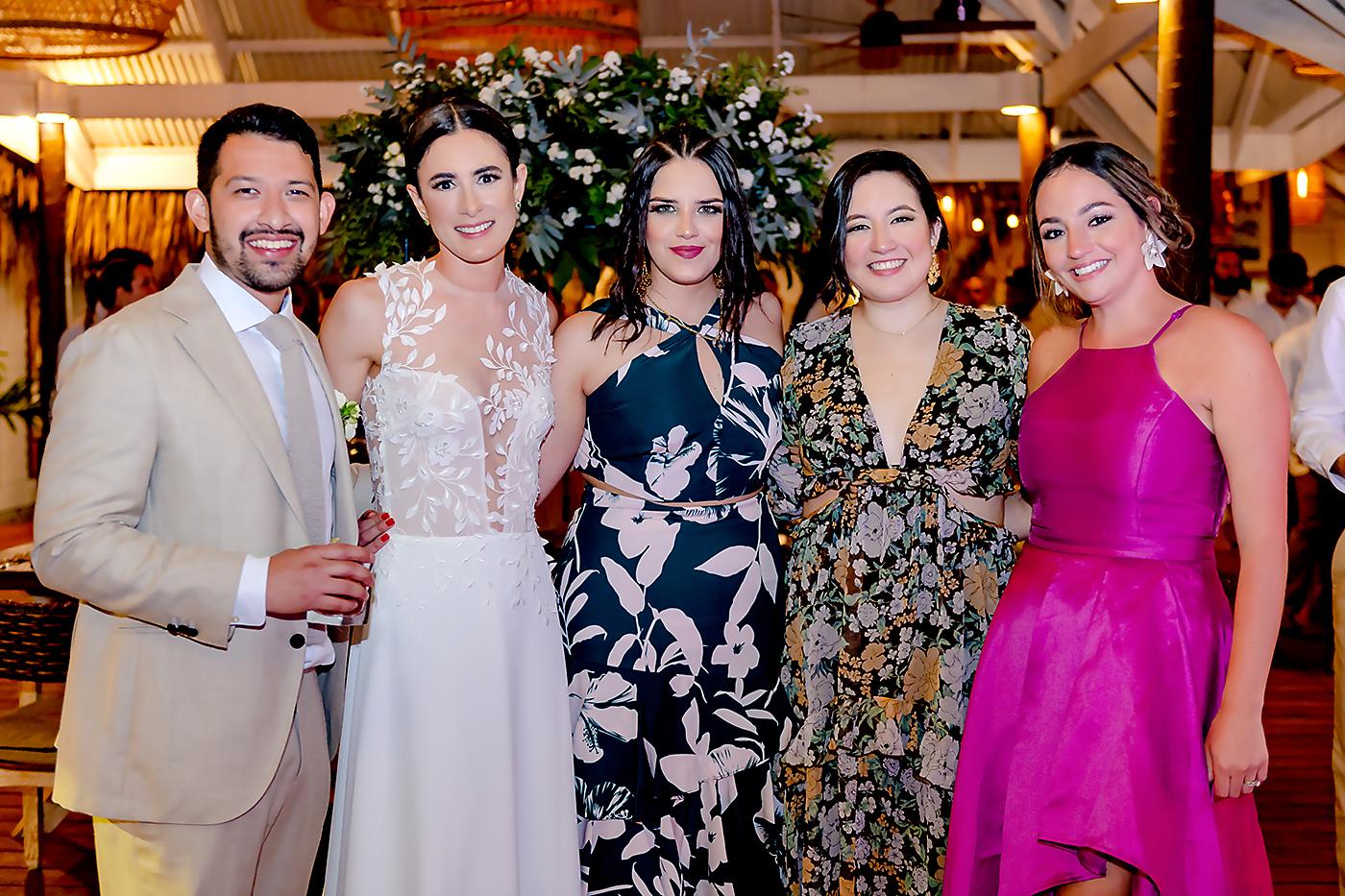 Los recién casados Daniel y Stephanie con María José Pineda, Paulina García y María Gabriela Molieri.