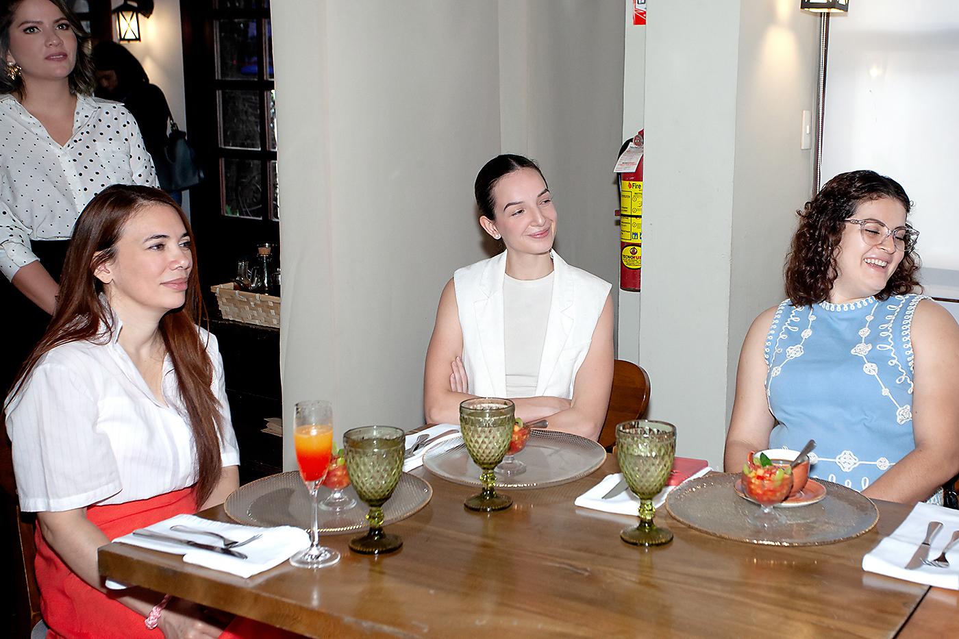 Karen Cruz y María Fernanda Kattán en compañía de otra invitada al conversatorio.