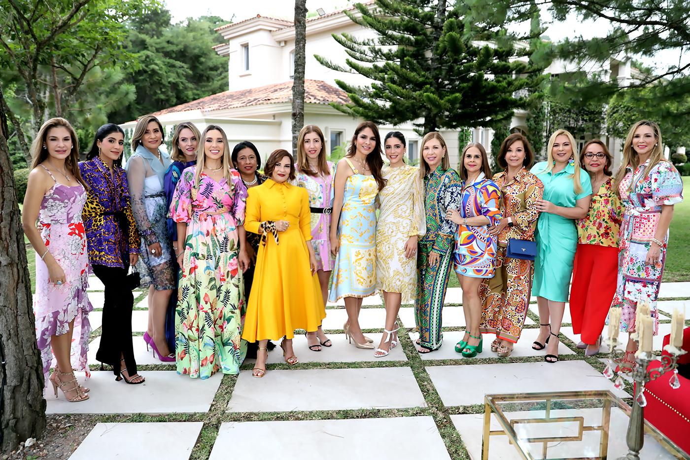 Diana Atala, Melissa Facussé, Roxana Paz, Farah Román, Sonia Bográn, Rosario Zuñiga, Blanca Bendeck, Muriel, Anna Melissa Paz, Tiara Facussé, Sonia Morales, Vicky Batres, Julia Rishmawy, Anabelle Rivera, Rina Antúnez y Karla Kafie