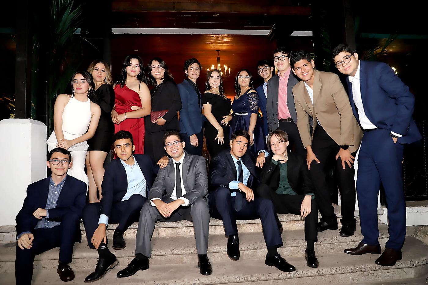 <b>Arriba: </b>Stella Turcios, Andrea Cruz, Andrea Rivera, Alyssa Chavarría, Noé Arias, Katherine Sabillón, Ruth Rubí, Ricardo García, Ángel Alferez, Jese López, Fernando Fiallos. A<b>bajo: </b>Jose Brevé, Octavio Carvajal, Leonardo Hernández, Tanek Zúniga &amp; Iker Salinas