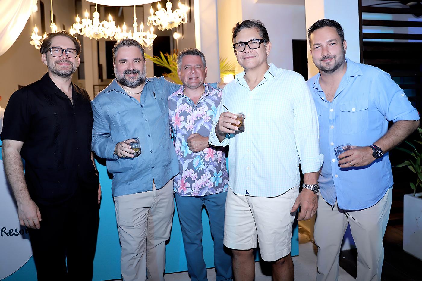 Vicente Colindres, Italo Tuggliani, Roger Salinas, Emilio Maldonado y Víctor Jones.