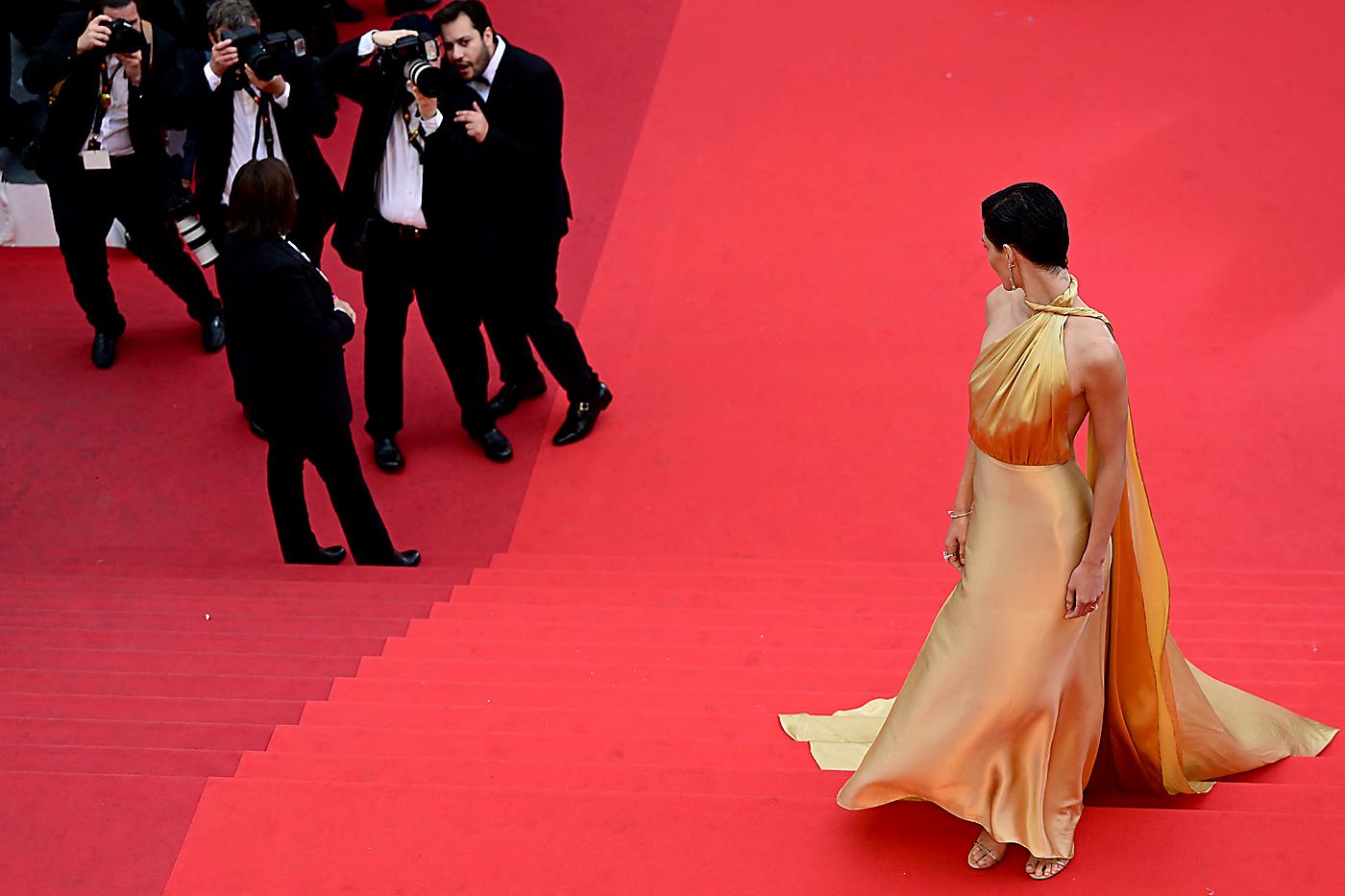 La modelo estadounidense Grace Elizabeth posa en la alfombra roja de Cannes