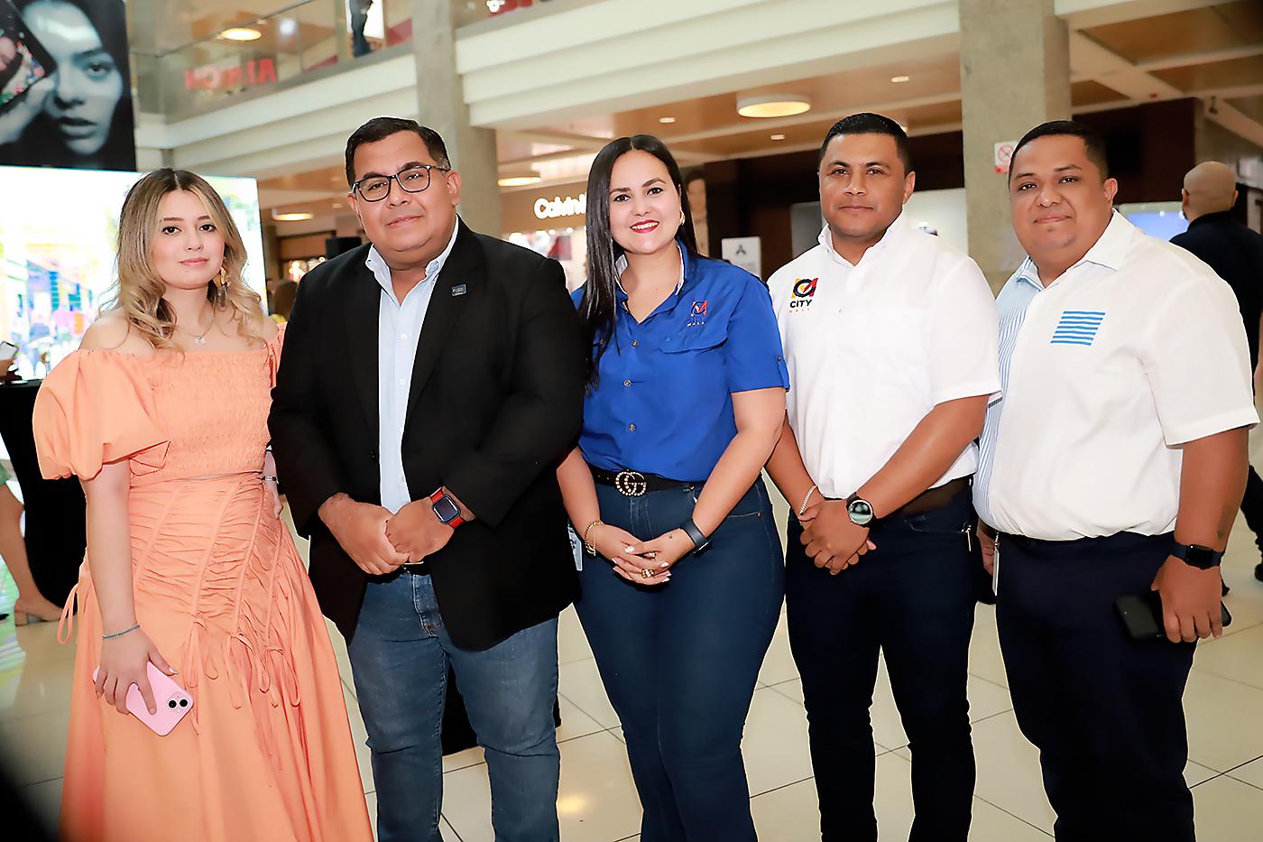 City Mall conmemoró con gran elegancia su undécimo aniversario, brindando a sus distinguidos invitados un exquisito brunch en el que se degustaron una selección de deliciosos drinks, marcando así más de una década de éxito y compromiso con su comunidad. A continuación, te presentamos las imágenes de este emocionante evento:Vanessa Vallecillo, Carlos Flores,Olesia Irías, Richard Antunez y Christian Cano