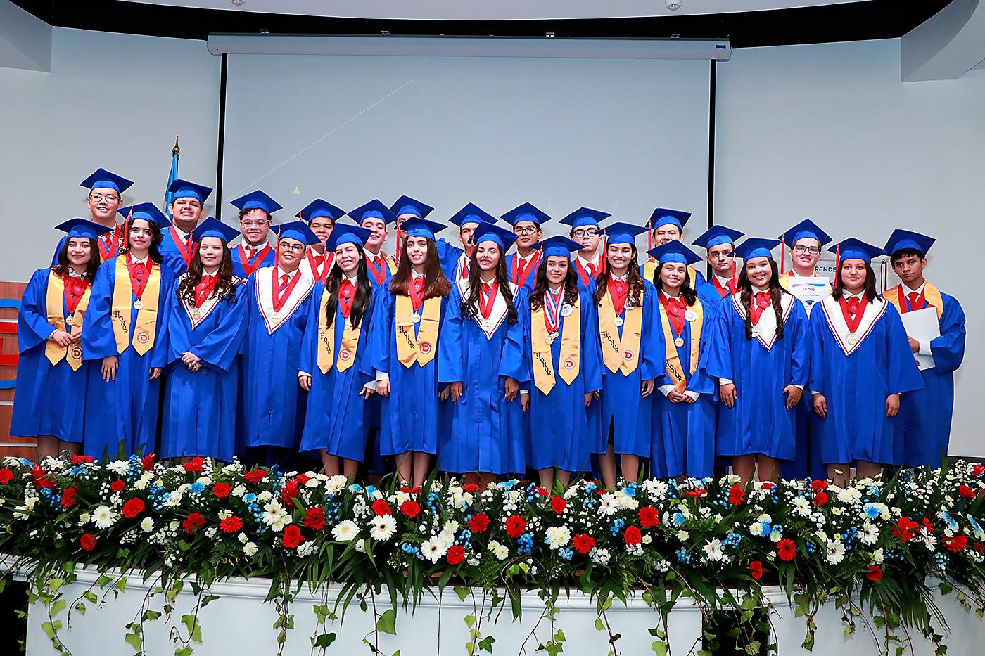 Una mañana llena de triunfo y júbilo vivieron los Senior 2024 de Dowal School, quienes emocionados se presentaron a las instalaciones de la UNITEC donde se realizaron los actos de graduación. Los nuevos bachilleres llegaron acompañados de sus progenitores a recibir su título entre felicitaciones y buenos deseos.