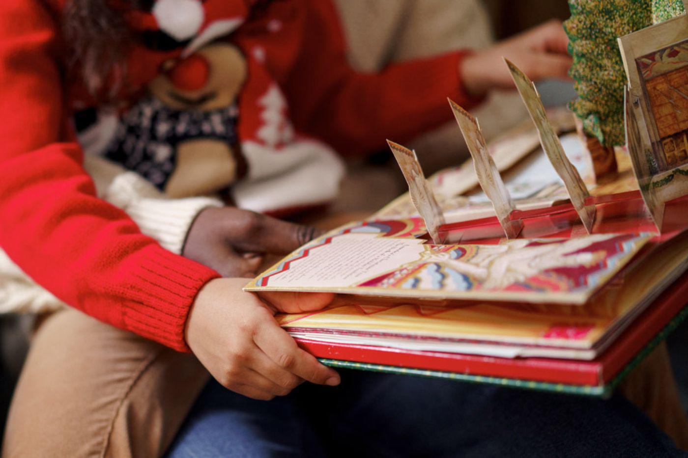 Historias navideñas: Pueden leer juntos cuentos navideños o compartir historias familiares y anécdotas divertidas de Navidad. La familia y los recuerdos son lo que hace a esta temporada tan mágica. 