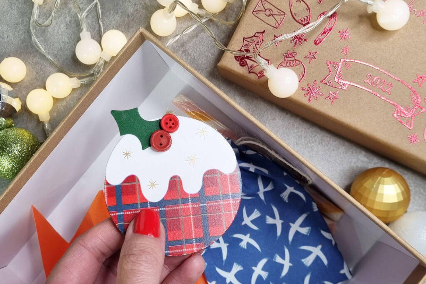 Hacer una “caja de recuerdos”: Pueden incluir fotos, cartas, adornos especiales, manualidades o cosas que les hagan recordar momentos felices. ¡Recuerden poner el año en el que pusieron cada recuerdo! 
