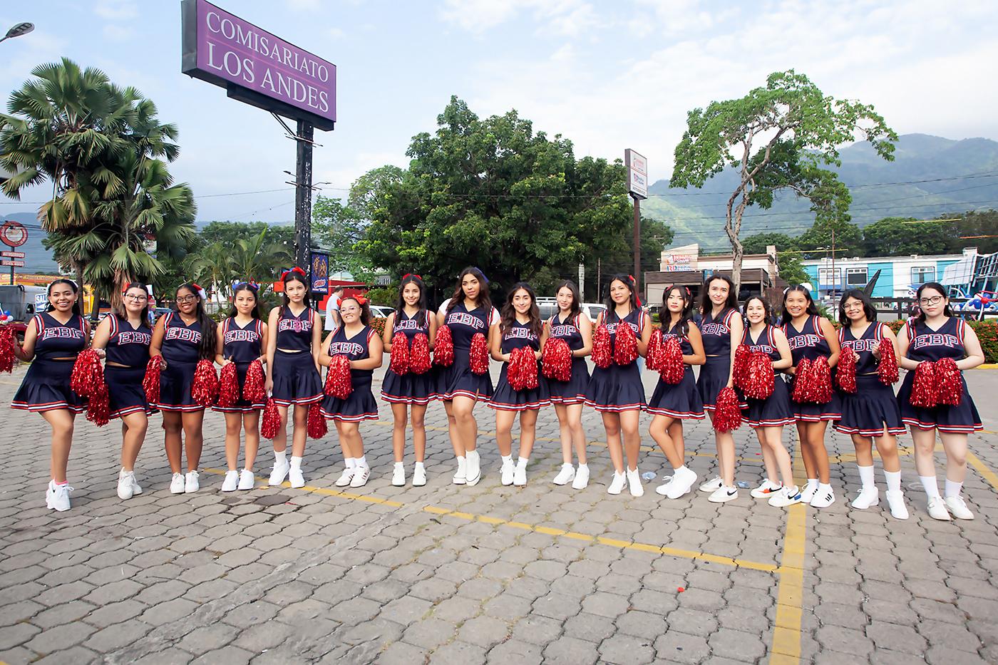 Las seniors vistieron uniformes de porristas para su inicio de clases.