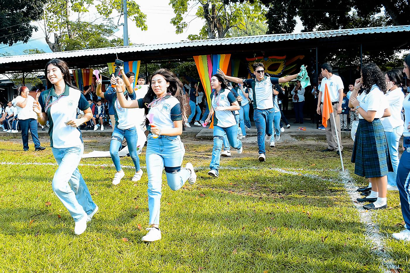 Senior entrance 2025 de la Academia Americana
