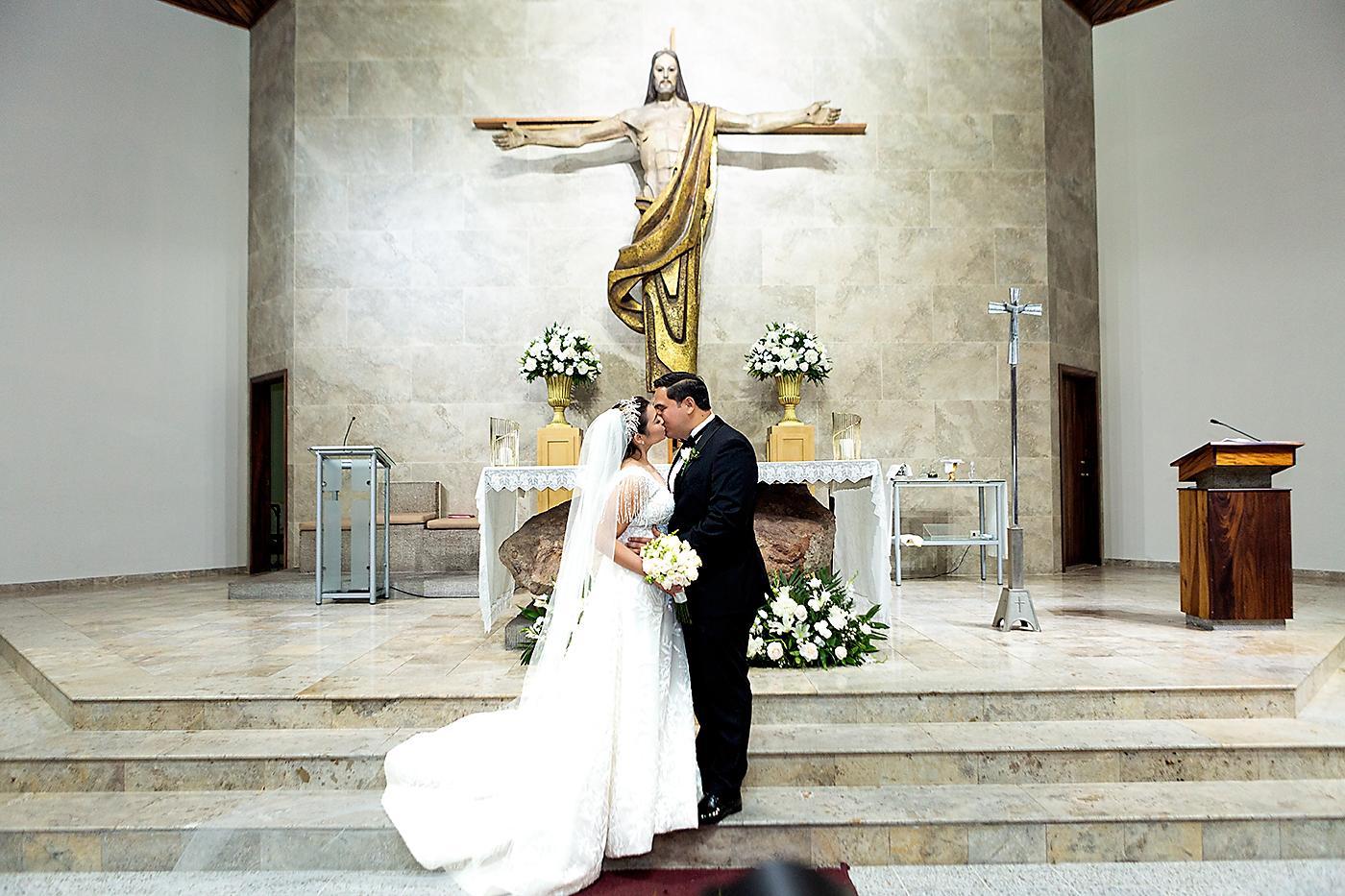 La pareja, hijos de Amanda Díaz, Roberto Osorto, Lizeth Chevez y Miguel Lanza; sella su amor con un beso frente al altar del templo San Juan Bosco.