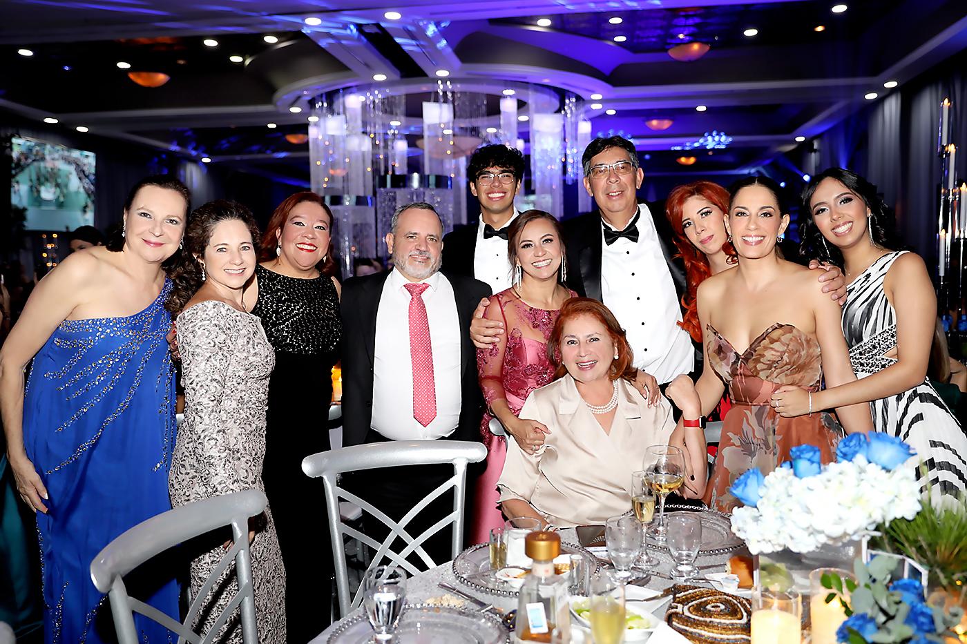 Victoria Napky, Sandra Henriquez, Emma Murillo, Hugo Mejía, Gustavo, Karla, Analia y Gustavo Adolfo Napky, María José y Ana Lucía Ochoa y Lya Napky