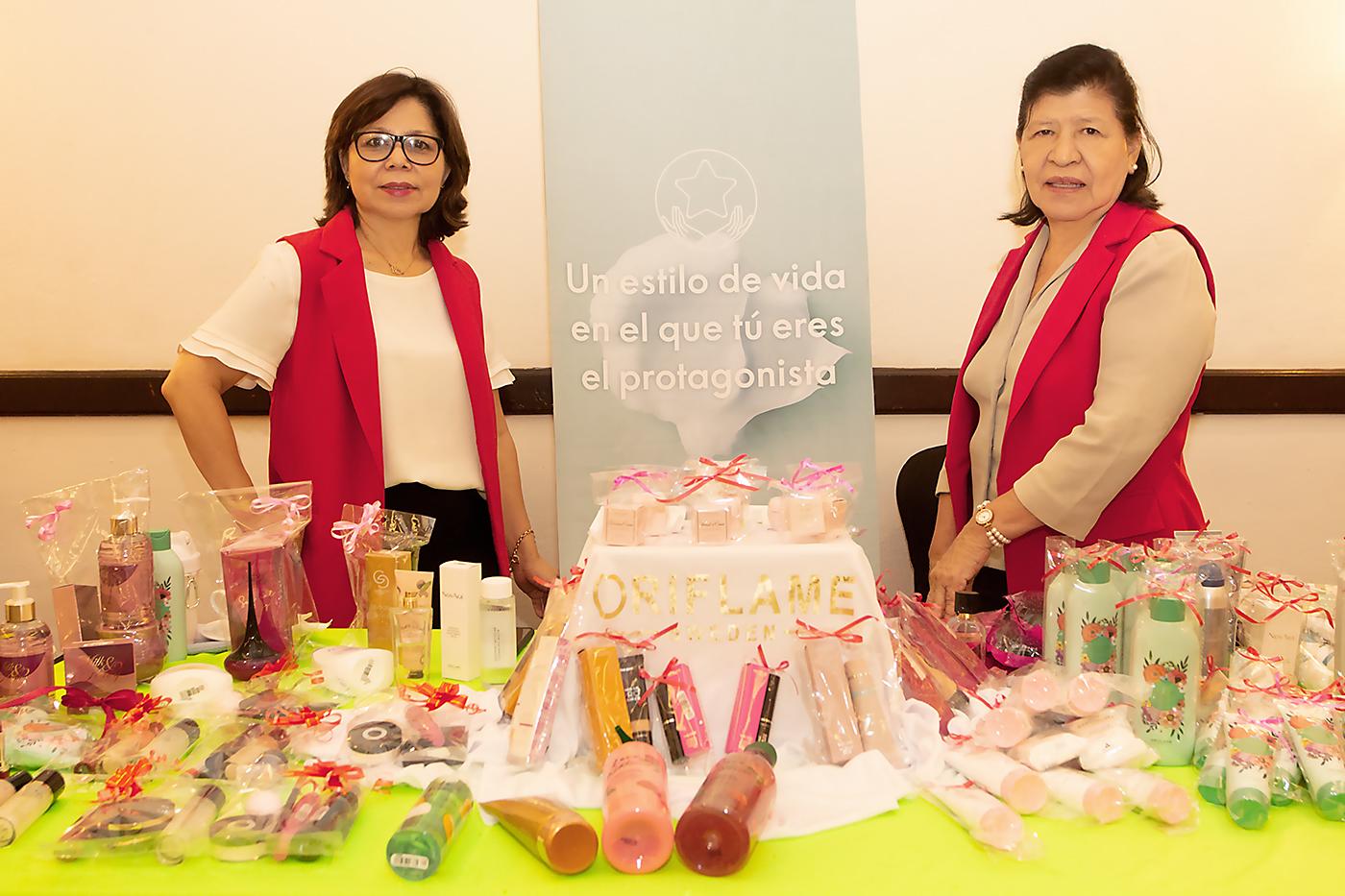 Carolina Guevara y Rosa Pereira en el stand de Oriflame.