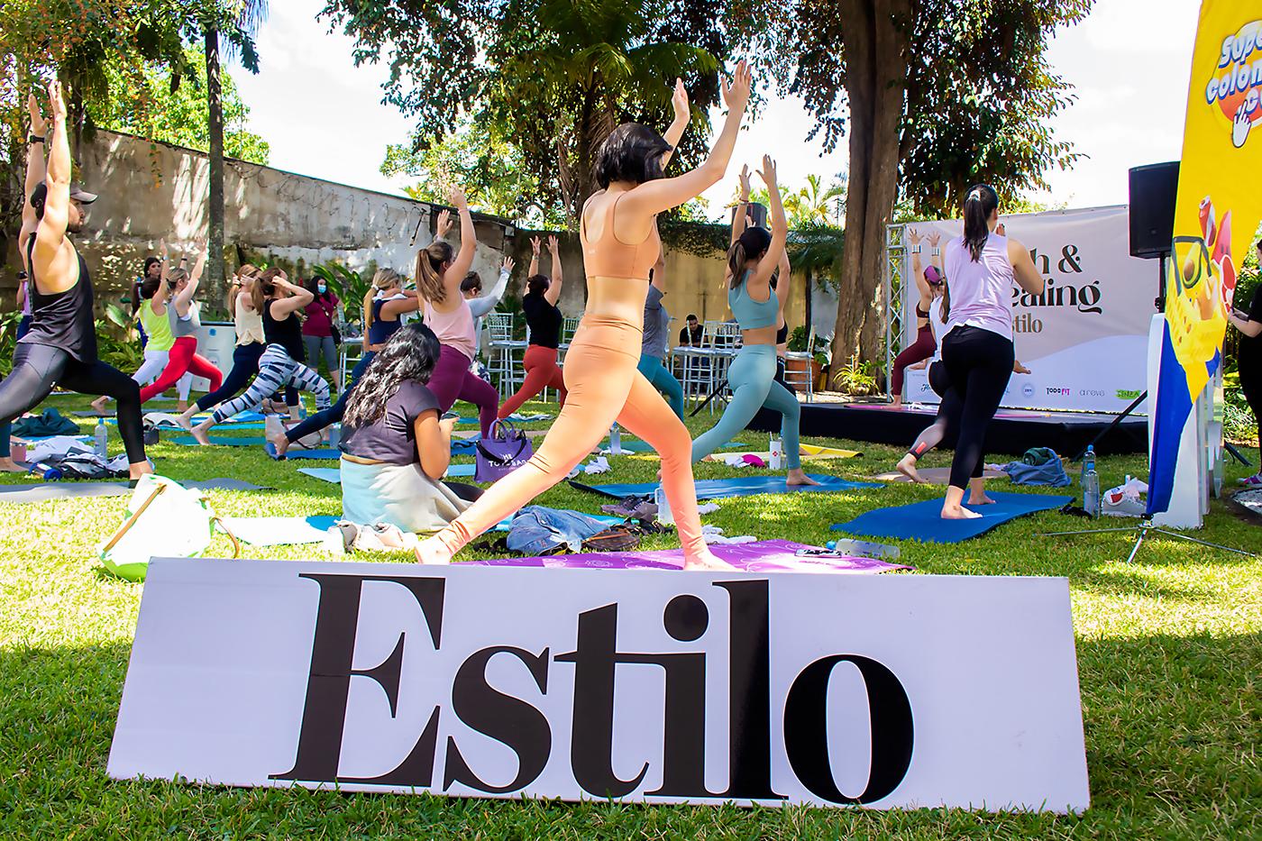 Una mañana aprendiendo yoga.