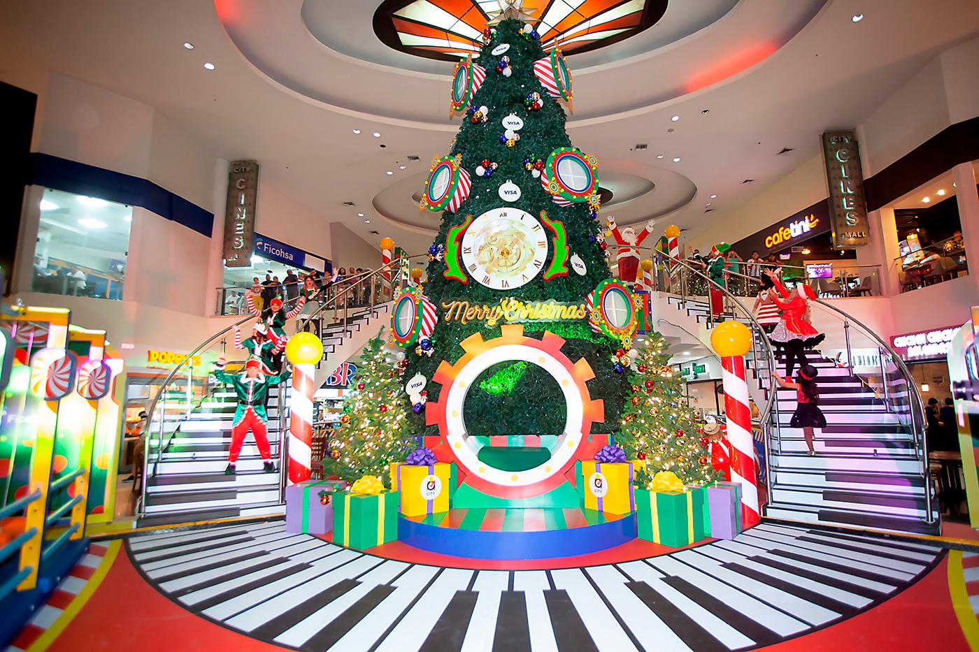 Así luce el enorme árbol de Navidad en City Mall San Pedro Sula.
